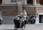 Amsterdam 8 oktober 2024
Davy Klaassen en zijn zwangere vrouw Laura Klaassen-Benschop  op de fiets in Amsterdam . Voorop zijn fiets in de speciale bak zit hun hond Bulldog Rio