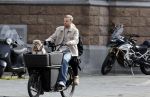 Amsterdam 8 oktober 2024
Davy Klaassen en zijn zwangere vrouw Laura Klaassen-Benschop  op de fiets in Amsterdam . Voorop zijn fiets in de speciale bak zit hun hond Bulldog Rio