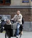 Amsterdam 8 oktober 2024
Davy Klaassen en zijn zwangere vrouw Laura Klaassen-Benschop  op de fiets in Amsterdam . Voorop zijn fiets in de speciale bak zit hun hond Bulldog Rio