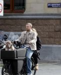 Amsterdam 8 oktober 2024
Davy Klaassen en zijn zwangere vrouw Laura Klaassen-Benschop  op de fiets in Amsterdam . Voorop zijn fiets in de speciale bak zit hun hond Bulldog Rio