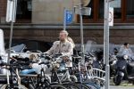 Amsterdam 8 oktober 2024
Davy Klaassen en zijn zwangere vrouw Laura Klaassen-Benschop  op de fiets in Amsterdam . Voorop zijn fiets in de speciale bak zit hun hond Bulldog Rio