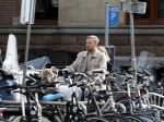 Amsterdam 8 oktober 2024
Davy Klaassen en zijn zwangere vrouw Laura Klaassen-Benschop  op de fiets in Amsterdam . Voorop zijn fiets in de speciale bak zit hun hond Bulldog Rio