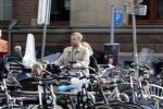 Amsterdam 8 oktober 2024
Davy Klaassen en zijn zwangere vrouw Laura Klaassen-Benschop  op de fiets in Amsterdam . Voorop zijn fiets in de speciale bak zit hun hond Bulldog Rio