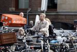 Amsterdam 8 oktober 2024
Davy Klaassen en zijn zwangere vrouw Laura Klaassen-Benschop  op de fiets in Amsterdam . Voorop zijn fiets in de speciale bak zit hun hond Bulldog Rio