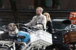 Amsterdam 8 oktober 2024
Davy Klaassen en zijn zwangere vrouw Laura Klaassen-Benschop  op de fiets in Amsterdam . Voorop zijn fiets in de speciale bak zit hun hond Bulldog Rio