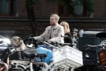 Amsterdam 8 oktober 2024
Davy Klaassen en zijn zwangere vrouw Laura Klaassen-Benschop  op de fiets in Amsterdam . Voorop zijn fiets in de speciale bak zit hun hond Bulldog Rio