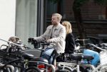 Amsterdam 8 oktober 2024
Davy Klaassen en zijn zwangere vrouw Laura Klaassen-Benschop  op de fiets in Amsterdam . Voorop zijn fiets in de speciale bak zit hun hond Bulldog Rio