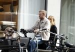 Amsterdam 8 oktober 2024
Davy Klaassen en zijn zwangere vrouw Laura Klaassen-Benschop  op de fiets in Amsterdam . Voorop zijn fiets in de speciale bak zit hun hond Bulldog Rio