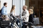 Amsterdam 8 oktober 2024
Davy Klaassen en zijn zwangere vrouw Laura Klaassen-Benschop  op de fiets in Amsterdam . Voorop zijn fiets in de speciale bak zit hun hond Bulldog Rio