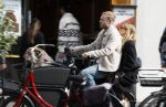 Amsterdam 8 oktober 2024
Davy Klaassen en zijn zwangere vrouw Laura Klaassen-Benschop  op de fiets in Amsterdam . Voorop zijn fiets in de speciale bak zit hun hond Bulldog Rio
