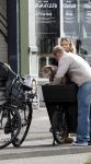 Amsterdam 8 oktober 2024
Davy Klaassen en zijn zwangere vrouw Laura Klaassen-Benschop  op de fiets in Amsterdam . Voorop zijn fiets in de speciale bak zit hun hond Bulldog Rio