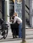 Amsterdam 8 oktober 2024
Davy Klaassen en zijn zwangere vrouw Laura Klaassen-Benschop  op de fiets in Amsterdam . Voorop zijn fiets in de speciale bak zit hun hond Bulldog Rio