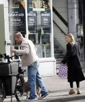 Amsterdam 8 oktober 2024
Davy Klaassen en zijn zwangere vrouw Laura Klaassen-Benschop  op de fiets in Amsterdam . Voorop zijn fiets in de speciale bak zit hun hond Bulldog Rio