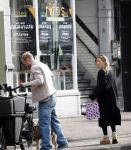 Amsterdam 8 oktober 2024
Davy Klaassen en zijn zwangere vrouw Laura Klaassen-Benschop  op de fiets in Amsterdam . Voorop zijn fiets in de speciale bak zit hun hond Bulldog Rio
