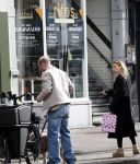 Amsterdam 8 oktober 2024
Davy Klaassen en zijn zwangere vrouw Laura Klaassen-Benschop  op de fiets in Amsterdam . Voorop zijn fiets in de speciale bak zit hun hond Bulldog Rio