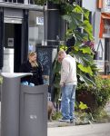 Amsterdam 8 oktober 2024
Davy Klaassen en zijn zwangere vrouw Laura Klaassen-Benschop  op de fiets in Amsterdam . Voorop zijn fiets in de speciale bak zit hun hond Bulldog Rio