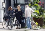 Amsterdam 8 oktober 2024
Davy Klaassen en zijn zwangere vrouw Laura Klaassen-Benschop  op de fiets in Amsterdam . Voorop zijn fiets in de speciale bak zit hun hond Bulldog Rio
