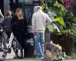 Amsterdam 8 oktober 2024
Davy Klaassen en zijn zwangere vrouw Laura Klaassen-Benschop  op de fiets in Amsterdam . Voorop zijn fiets in de speciale bak zit hun hond Bulldog Rio