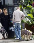 Amsterdam 8 oktober 2024
Davy Klaassen en zijn zwangere vrouw Laura Klaassen-Benschop  op de fiets in Amsterdam . Voorop zijn fiets in de speciale bak zit hun hond Bulldog Rio