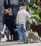 Amsterdam 8 oktober 2024
Davy Klaassen en zijn zwangere vrouw Laura Klaassen-Benschop  op de fiets in Amsterdam . Voorop zijn fiets in de speciale bak zit hun hond Bulldog Rio