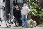 Amsterdam 8 oktober 2024
Davy Klaassen en zijn zwangere vrouw Laura Klaassen-Benschop  op de fiets in Amsterdam . Voorop zijn fiets in de speciale bak zit hun hond Bulldog Rio
