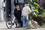 Amsterdam 8 oktober 2024
Davy Klaassen en zijn zwangere vrouw Laura Klaassen-Benschop  op de fiets in Amsterdam . Voorop zijn fiets in de speciale bak zit hun hond Bulldog Rio