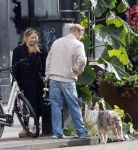Amsterdam 8 oktober 2024
Davy Klaassen en zijn zwangere vrouw Laura Klaassen-Benschop  op de fiets in Amsterdam . Voorop zijn fiets in de speciale bak zit hun hond Bulldog Rio