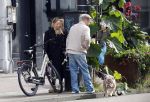 Amsterdam 8 oktober 2024
Davy Klaassen en zijn zwangere vrouw Laura Klaassen-Benschop  op de fiets in Amsterdam . Voorop zijn fiets in de speciale bak zit hun hond Bulldog Rio
