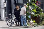 Amsterdam 8 oktober 2024
Davy Klaassen en zijn zwangere vrouw Laura Klaassen-Benschop  op de fiets in Amsterdam . Voorop zijn fiets in de speciale bak zit hun hond Bulldog Rio