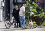 Amsterdam 8 oktober 2024
Davy Klaassen en zijn zwangere vrouw Laura Klaassen-Benschop  op de fiets in Amsterdam . Voorop zijn fiets in de speciale bak zit hun hond Bulldog Rio
