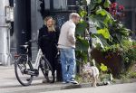 Amsterdam 8 oktober 2024
Davy Klaassen en zijn zwangere vrouw Laura Klaassen-Benschop  op de fiets in Amsterdam . Voorop zijn fiets in de speciale bak zit hun hond Bulldog Rio