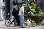 Amsterdam 8 oktober 2024
Davy Klaassen en zijn zwangere vrouw Laura Klaassen-Benschop  op de fiets in Amsterdam . Voorop zijn fiets in de speciale bak zit hun hond Bulldog Rio