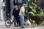 Amsterdam 8 oktober 2024
Davy Klaassen en zijn zwangere vrouw Laura Klaassen-Benschop  op de fiets in Amsterdam . Voorop zijn fiets in de speciale bak zit hun hond Bulldog Rio