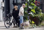 Amsterdam 8 oktober 2024
Davy Klaassen en zijn zwangere vrouw Laura Klaassen-Benschop  op de fiets in Amsterdam . Voorop zijn fiets in de speciale bak zit hun hond Bulldog Rio