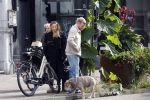 Amsterdam 8 oktober 2024
Davy Klaassen en zijn zwangere vrouw Laura Klaassen-Benschop  op de fiets in Amsterdam . Voorop zijn fiets in de speciale bak zit hun hond Bulldog Rio