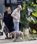 Amsterdam 8 oktober 2024
Davy Klaassen en zijn zwangere vrouw Laura Klaassen-Benschop  op de fiets in Amsterdam . Voorop zijn fiets in de speciale bak zit hun hond Bulldog Rio