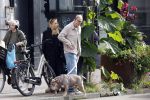 Amsterdam 8 oktober 2024
Davy Klaassen en zijn zwangere vrouw Laura Klaassen-Benschop  op de fiets in Amsterdam . Voorop zijn fiets in de speciale bak zit hun hond Bulldog Rio