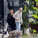 Amsterdam 8 oktober 2024
Davy Klaassen en zijn zwangere vrouw Laura Klaassen-Benschop  op de fiets in Amsterdam . Voorop zijn fiets in de speciale bak zit hun hond Bulldog Rio