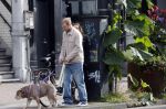 Amsterdam 8 oktober 2024
Davy Klaassen en zijn zwangere vrouw Laura Klaassen-Benschop  op de fiets in Amsterdam . Voorop zijn fiets in de speciale bak zit hun hond Bulldog Rio