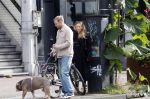 Amsterdam 8 oktober 2024
Davy Klaassen en zijn zwangere vrouw Laura Klaassen-Benschop  op de fiets in Amsterdam . Voorop zijn fiets in de speciale bak zit hun hond Bulldog Rio