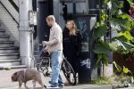 Amsterdam 8 oktober 2024
Davy Klaassen en zijn zwangere vrouw Laura Klaassen-Benschop  op de fiets in Amsterdam . Voorop zijn fiets in de speciale bak zit hun hond Bulldog Rio