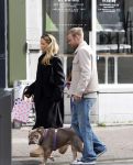 Amsterdam 8 oktober 2024
Davy Klaassen en zijn zwangere vrouw Laura Klaassen-Benschop  op de fiets in Amsterdam . Voorop zijn fiets in de speciale bak zit hun hond Bulldog Rio