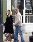 Amsterdam 8 oktober 2024
Davy Klaassen en zijn zwangere vrouw Laura Klaassen-Benschop  op de fiets in Amsterdam . Voorop zijn fiets in de speciale bak zit hun hond Bulldog Rio