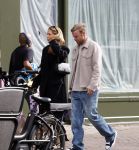 Amsterdam 8 oktober 2024
Davy Klaassen en zijn zwangere vrouw Laura Klaassen-Benschop  op de fiets in Amsterdam . Voorop zijn fiets in de speciale bak zit hun hond Bulldog Rio
