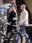 Amsterdam 8 oktober 2024
Davy Klaassen en zijn zwangere vrouw Laura Klaassen-Benschop  op de fiets in Amsterdam . Voorop zijn fiets in de speciale bak zit hun hond Bulldog Rio