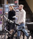 Amsterdam 8 oktober 2024
Davy Klaassen en zijn zwangere vrouw Laura Klaassen-Benschop  op de fiets in Amsterdam . Voorop zijn fiets in de speciale bak zit hun hond Bulldog Rio