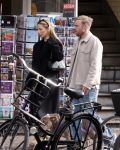 Amsterdam 8 oktober 2024
Davy Klaassen en zijn zwangere vrouw Laura Klaassen-Benschop  op de fiets in Amsterdam . Voorop zijn fiets in de speciale bak zit hun hond Bulldog Rio