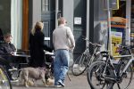 Amsterdam 8 oktober 2024
Davy Klaassen en zijn zwangere vrouw Laura Klaassen-Benschop  op de fiets in Amsterdam . Voorop zijn fiets in de speciale bak zit hun hond Bulldog Rio