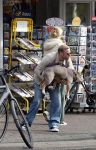 Amsterdam 8 oktober 2024
Davy Klaassen en zijn zwangere vrouw Laura Klaassen-Benschop  op de fiets in Amsterdam . Voorop zijn fiets in de speciale bak zit hun hond Bulldog Rio