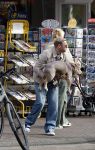 Amsterdam 8 oktober 2024
Davy Klaassen en zijn zwangere vrouw Laura Klaassen-Benschop  op de fiets in Amsterdam . Voorop zijn fiets in de speciale bak zit hun hond Bulldog Rio